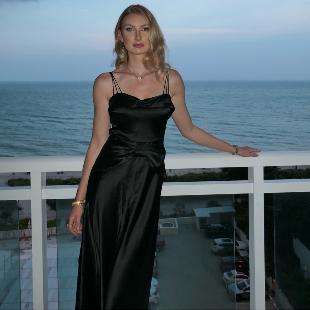Doen Donetta Satin Black Bow Detail Evening Dress - Picture 5 of 5
